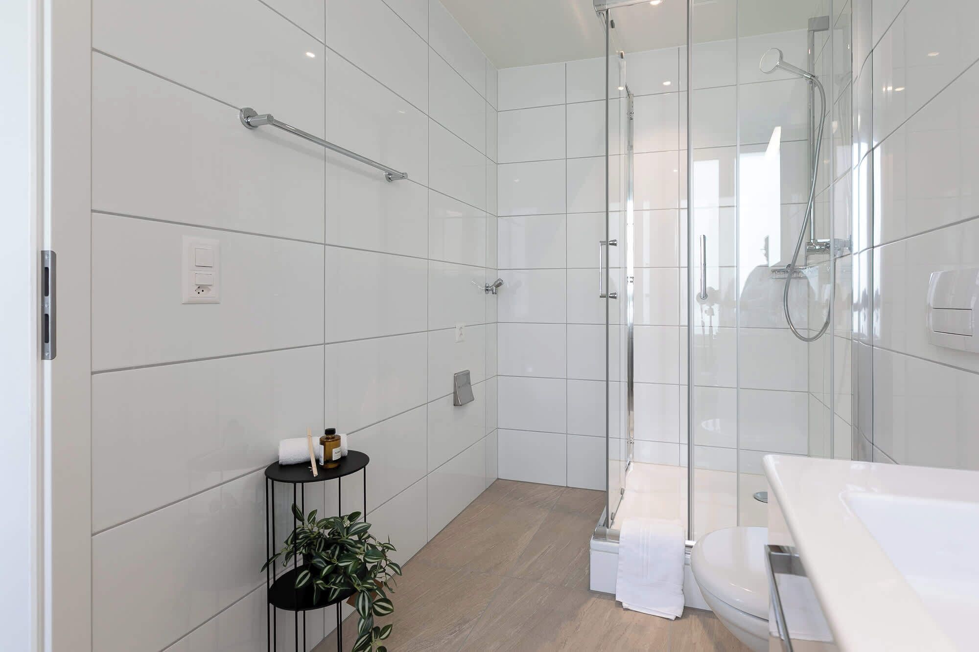 Douche, sèche-cheveux, serviettes fournies, shampoing