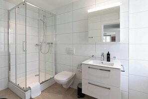 Een douche, een haardroger, handdoeken, shampoo