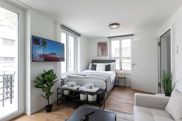 Tabla de planchar con plancha, wifi y ropa de cama 