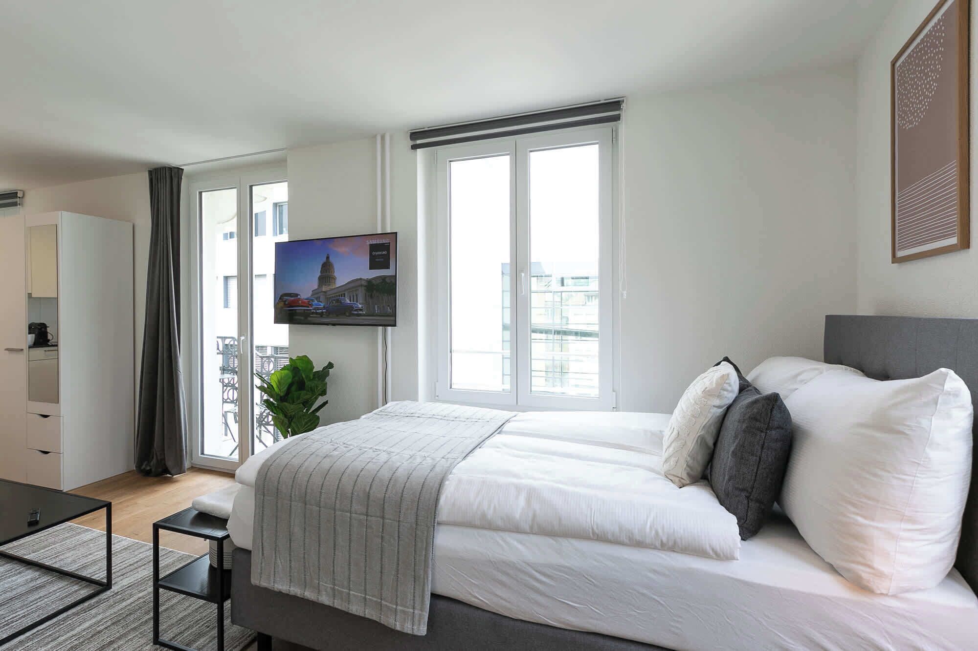 Iron/ironing board, WiFi, bed sheets