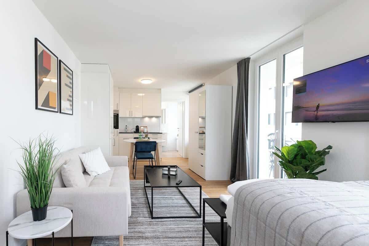 Een televisie en een kantoor