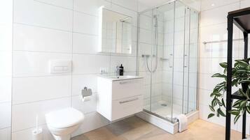 Een douche, een haardroger, handdoeken