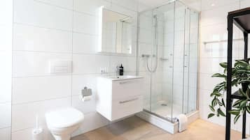 Een douche, een haardroger, handdoeken