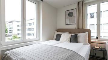 Een strijkplank/strijkijzer, wifi, beddengoed