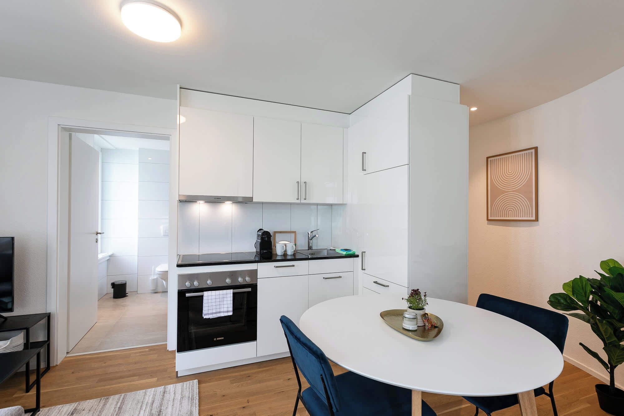 Een koelkast, een oven, een kookplaat, een vaatwasser