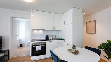 Een koelkast, een oven, een kookplaat, een vaatwasser