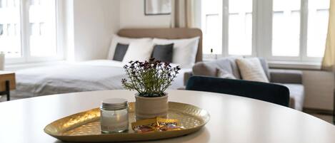 Tabla de planchar con plancha, wifi y ropa de cama