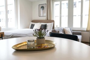 Tabla de planchar con plancha, wifi y ropa de cama 