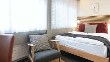 Een strijkplank/strijkijzer, wifi, beddengoed