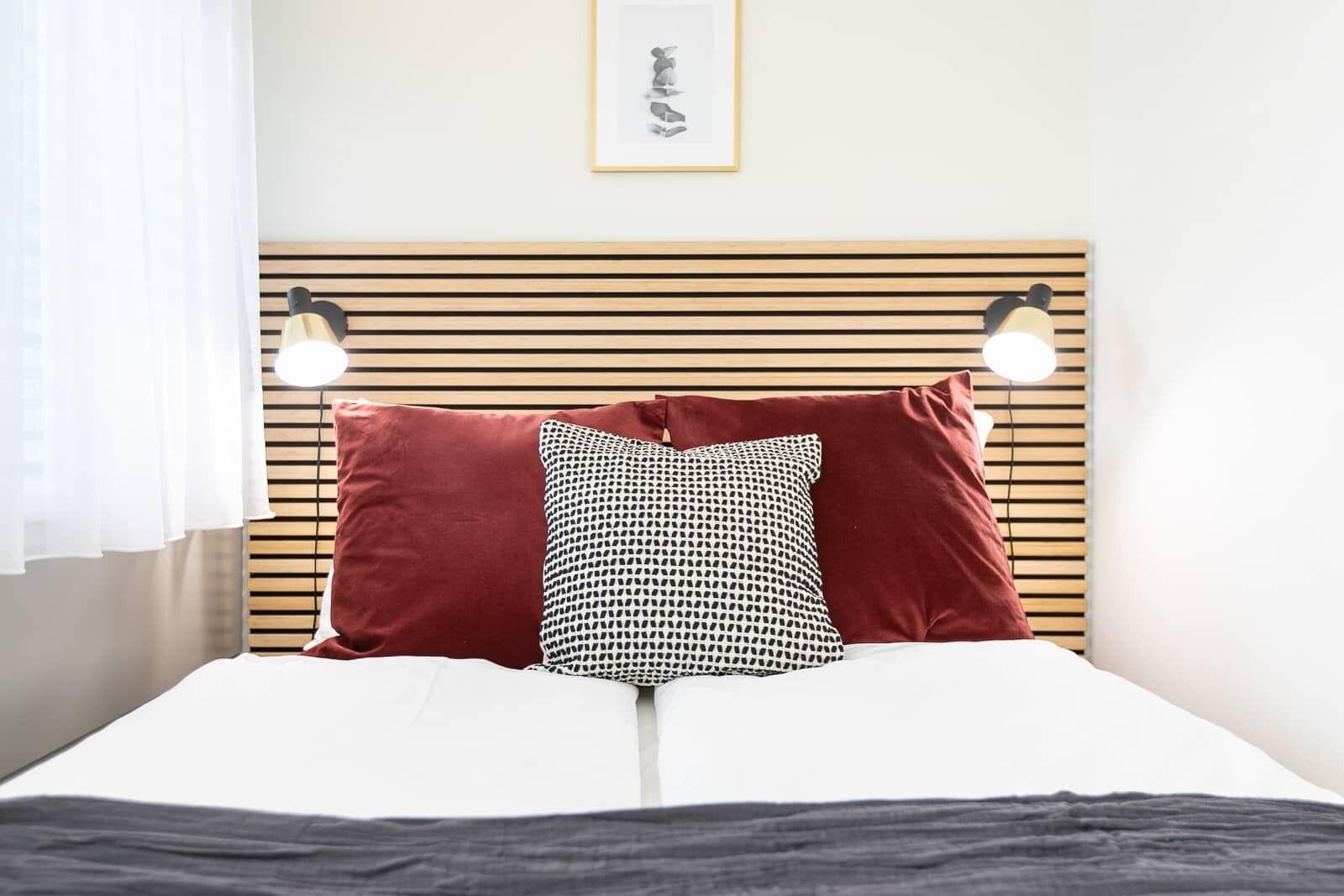 Tabla de planchar con plancha, wifi y ropa de cama 