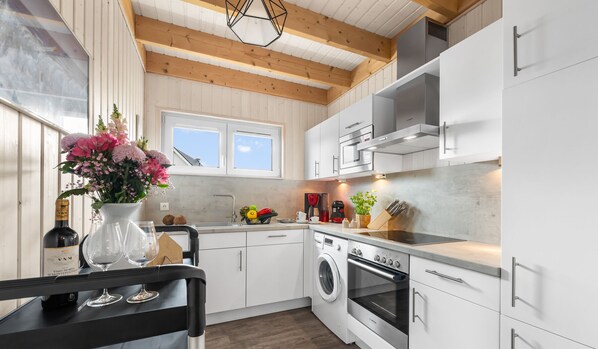Kylskåp, mikrovågsugn, ugn och spishäll