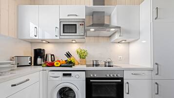 Kühlschrank, Mikrowelle, Ofen, Herdplatte