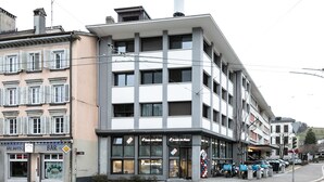 A multi-story building with a ground-floor bar and a restaurant named 'Don's Pizza.' - Central St. Gallen Studio (blue): Fast WiFi & kitchen for shared use (St. Gallen)