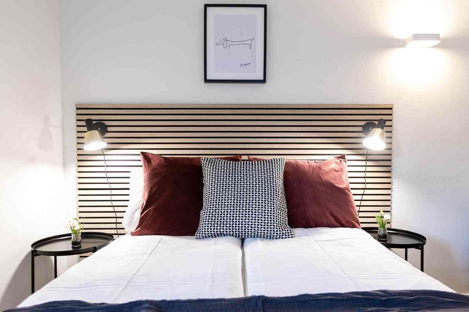 Een strijkplank/strijkijzer, wifi, beddengoed