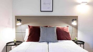 Een strijkplank/strijkijzer, wifi, beddengoed