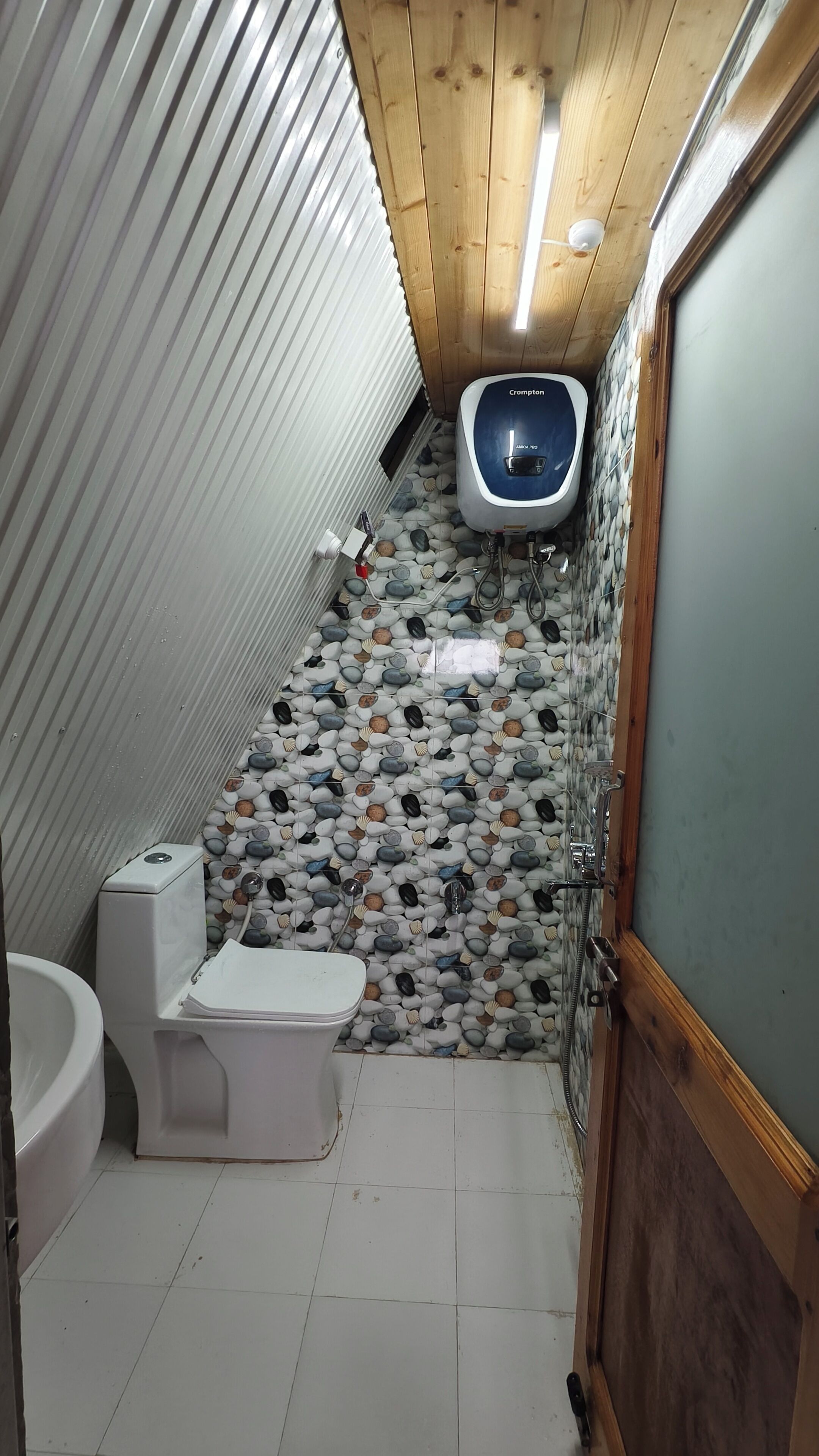 Serviettes fournies, savon, papier toilette