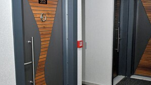 Un pasillo con dos puertas, cada una numerada.
