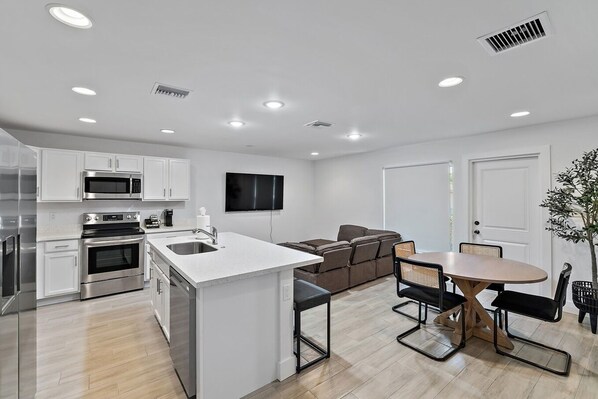 冷蔵庫、電子レンジ、オーブン、コンロ