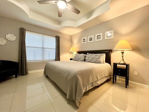 3 slaapkamers, een strijkplank/strijkijzer, gratis wifi, beddengoed