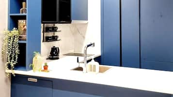Camera Premier con 2 letti singoli | Cucina privata | Frigorifero, microonde, piano cottura, pentole/stoviglie/utensili