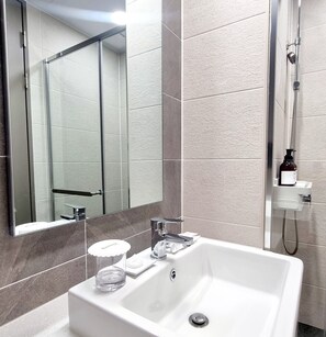 Shower, hair dryer, slippers, towels - Raviens TheBayment Nampo (Busan)