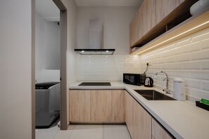 Full-sized fridge, microwave, coffee/tea maker, electric kettle - Iconic Regency Service Residences - Managed by Iconic Hotel (George Town)