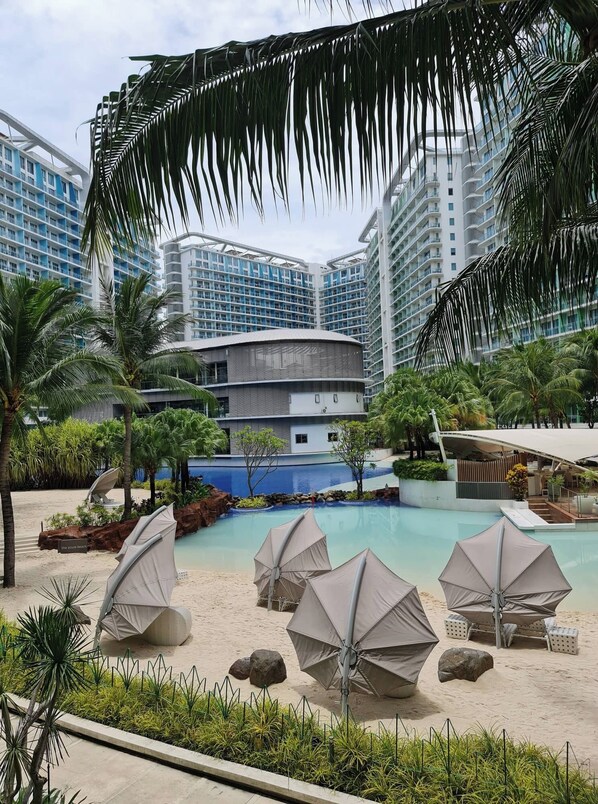Una piscina al aire libre
