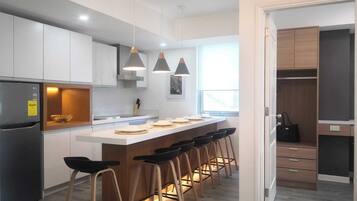 Kühlschrank, Mikrowelle, Herdplatte, Wasserkocher mit Kaffee-/Teezubehör