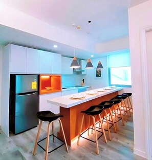 Frigorífico, microondas, placa de cocina y cafetera o tetera