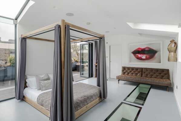 5 bedrooms, iron/ironing board, travel crib, WiFi