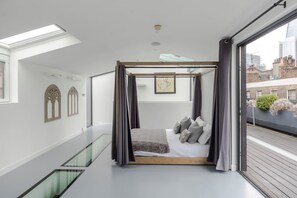 5 bedrooms, iron/ironing board, travel crib, WiFi