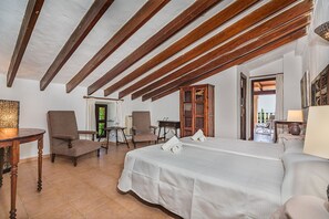 6 soverom, strykejern/-brett, reiseseng for barn og wi-fi (inkludert)