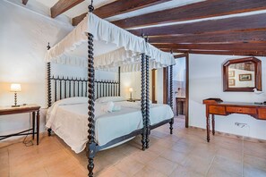 6 bedrooms, iron/ironing board, travel crib, free WiFi
