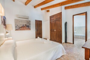 6 bedrooms, iron/ironing board, travel cot, free WiFi