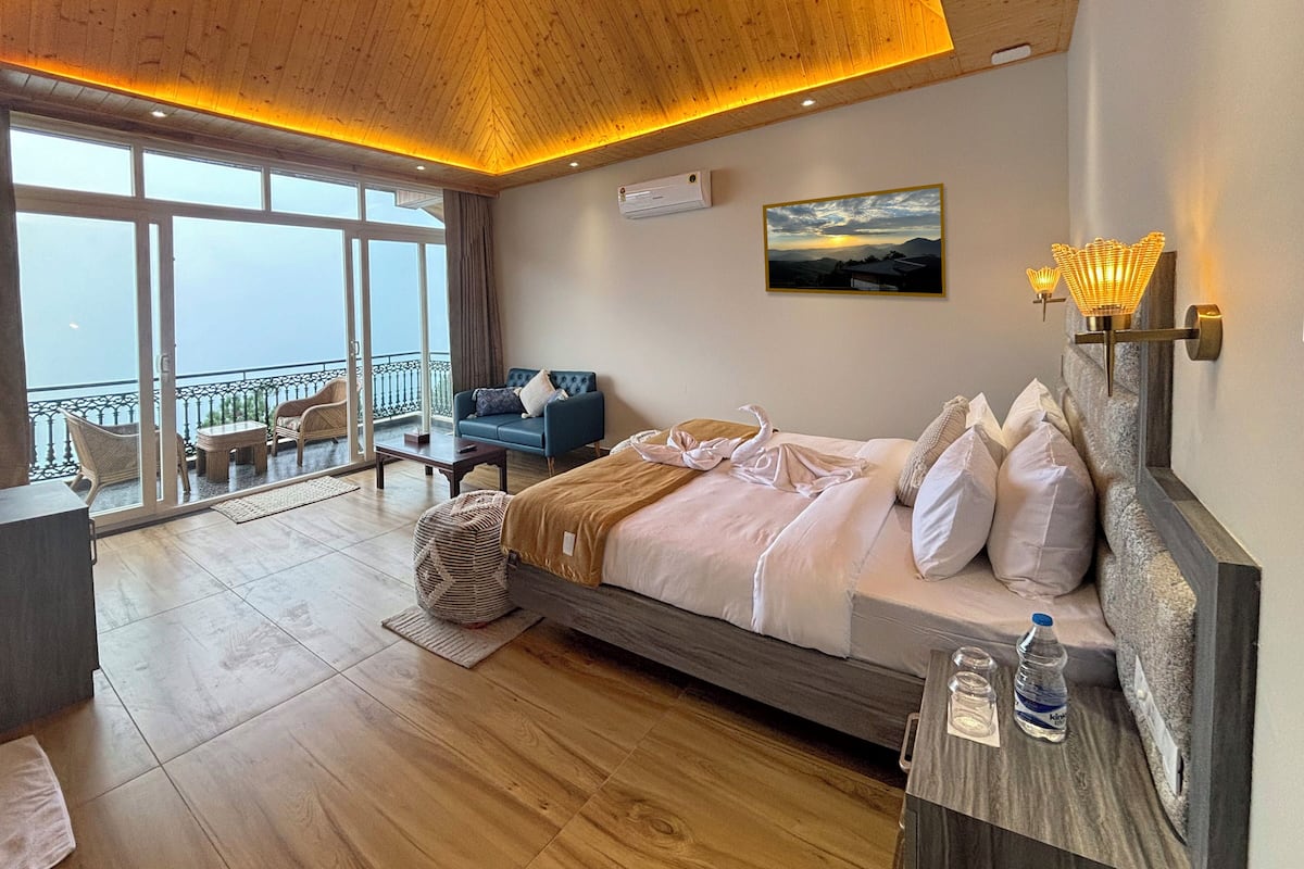 Premium Double Room, Mountain View | Peralatan tempat tidur premium, busa memori, bar mini