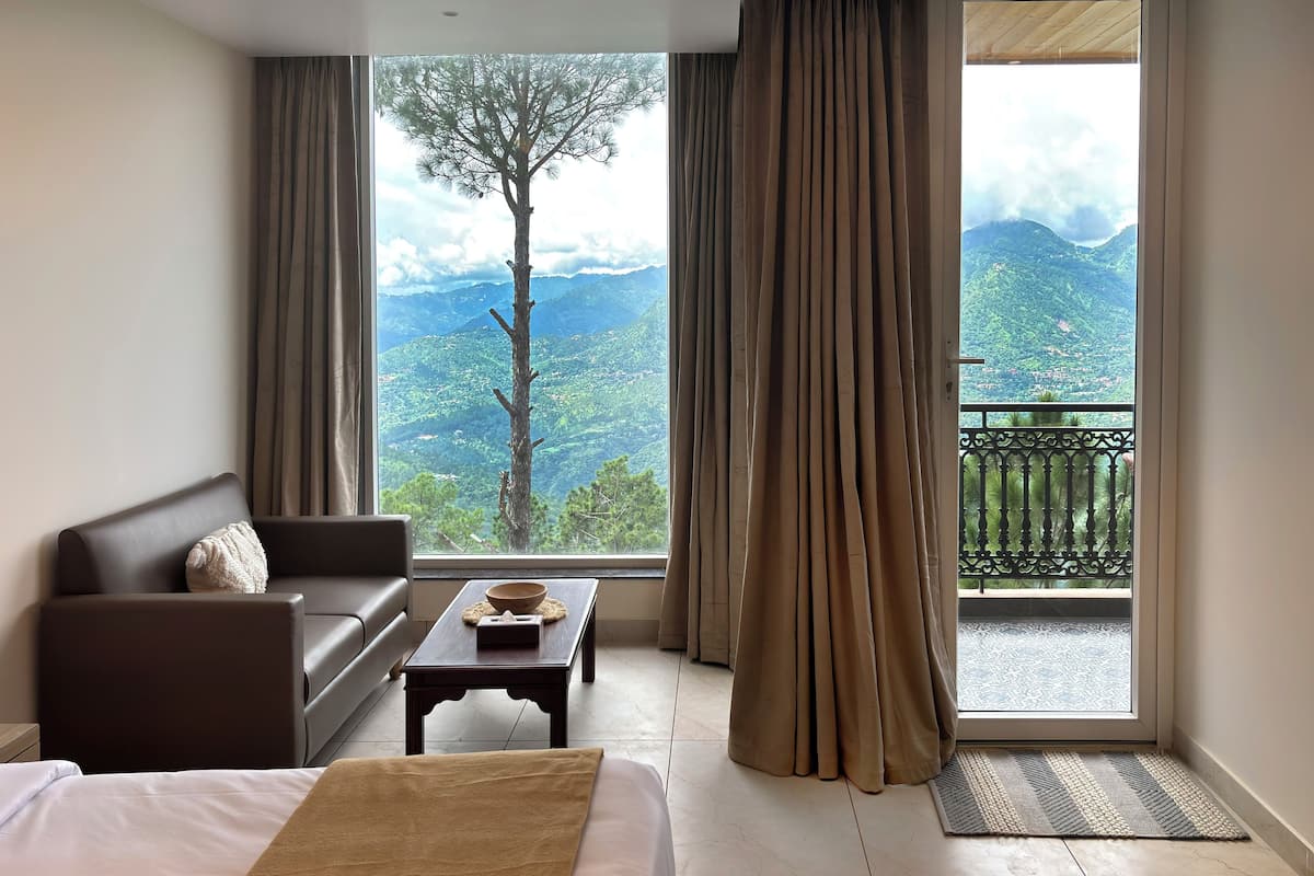 Luxury Suite, Mountain View | Peralatan tempat tidur premium, busa memori, bar mini