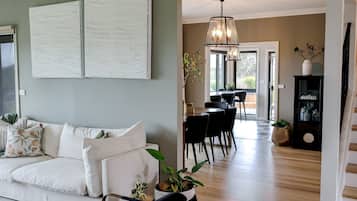 Älytelevisio, takka, videopelejä, kirjoja