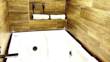 Bañera de hidromasaje, secador de pelo, toallas y jabón