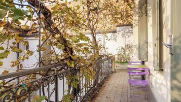 Two-Bedroom Apartment with Balcony | 陽台
