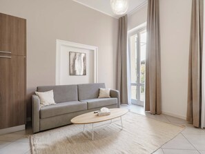 Two-Bedroom Apartment with Balcony | 起居區 | 平面電視