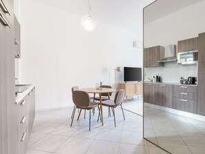 Comfort Studio with Balcony | 2 quartos, individualmente decorados, individualmente mobiliados