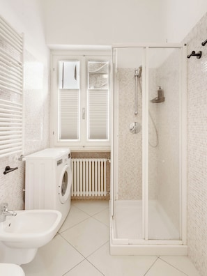 Studio | Bathroom | Shower, eco-friendly toiletries, hair dryer, towels