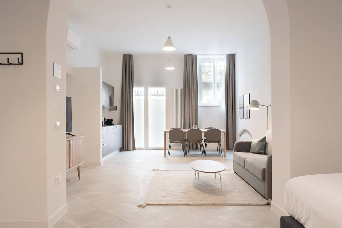 Eine moderne Wohnung mit Essbereich, Küche und Wohnraum.
