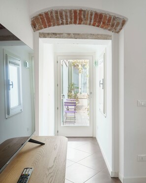 One-Bedroom Apartment with Balcony | Living area | Flat-screen TV - Limehome Verona La Vigna in CittĂ (Verona)