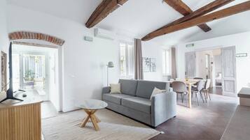 One-Bedroom Apartment with Balcony | Wohnbereich | Flachbildfernseher