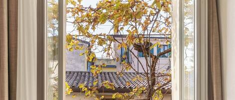 Two-Bedroom Apartment with Balcony | Coin séjour