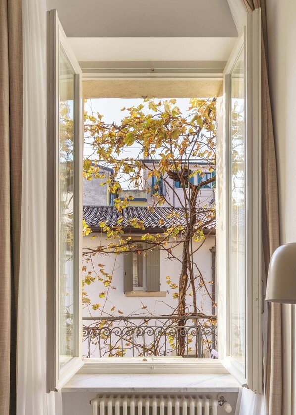 Two-Bedroom Apartment with Balcony | Living area | Flat-screen TV - Limehome Verona La Vigna in CittĂ (Verona)