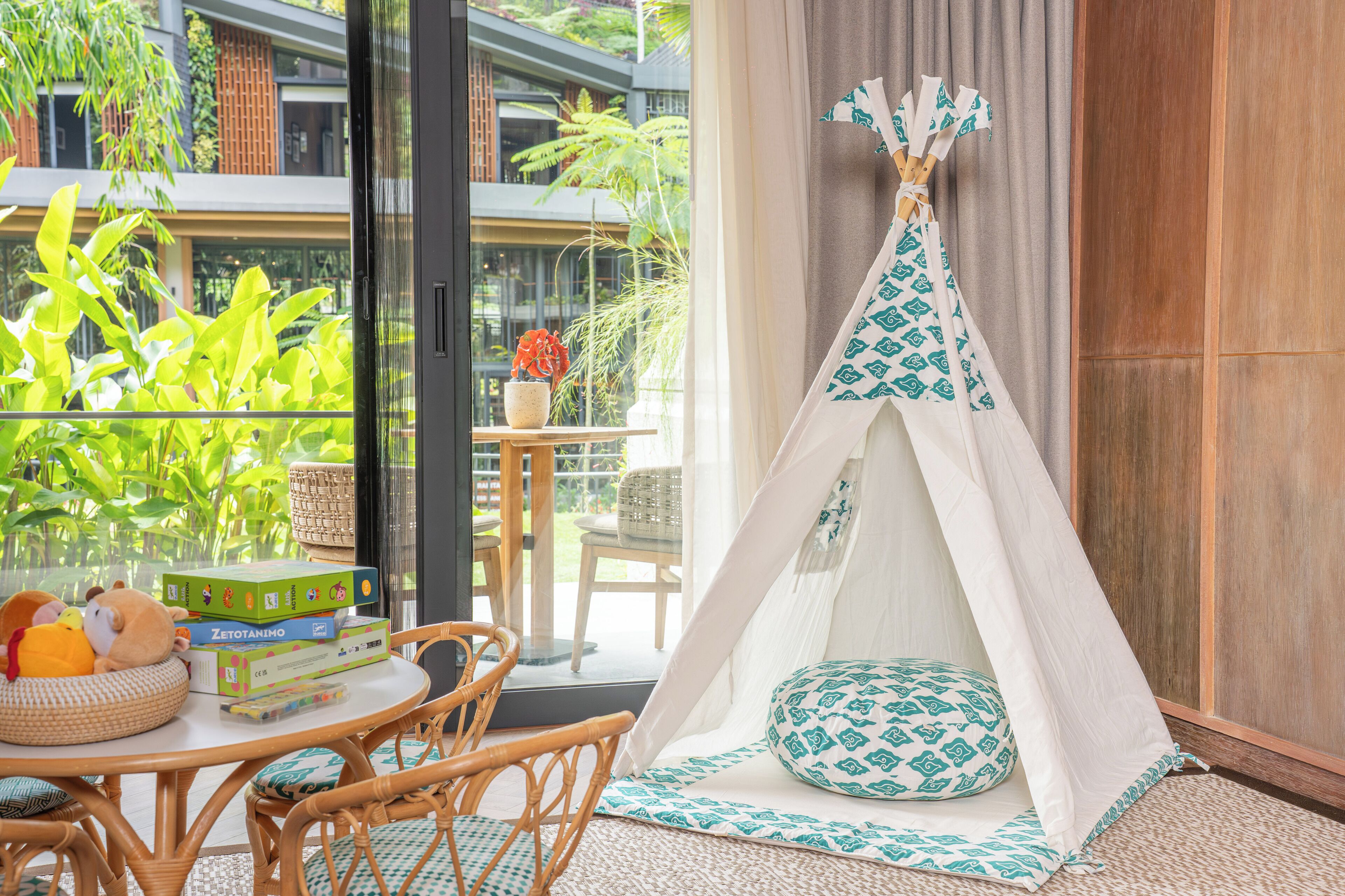 Family Explorer's Suite | 客房內保險箱、書桌、免費無線上網