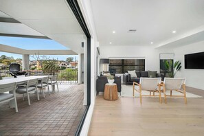 Unclassified image, 3 of 75, button