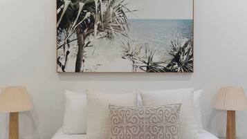 6 bedrooms, desk, iron/ironing board, travel crib